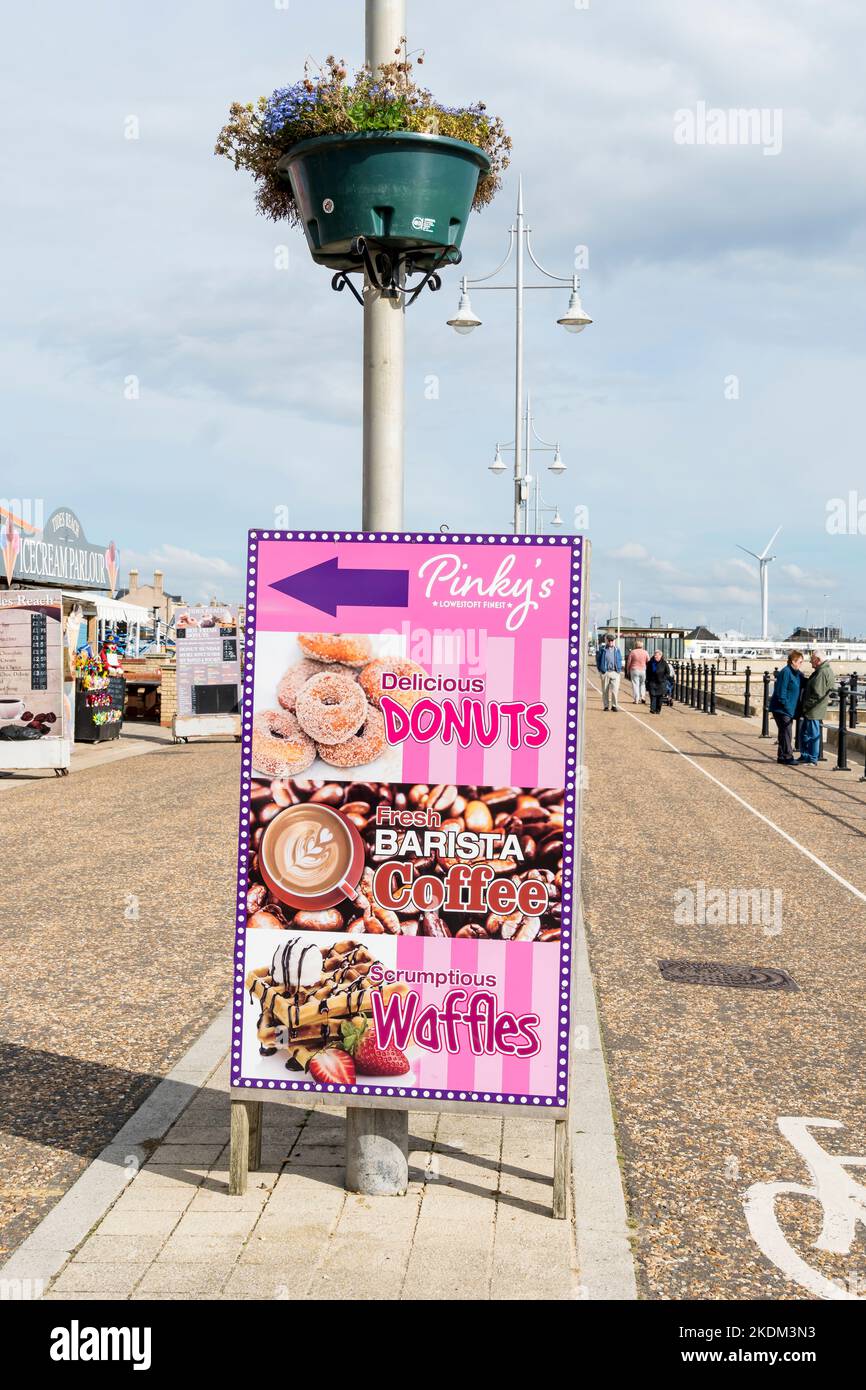 Pinkys Schild, das auf das Speise- und Getränkeausschank auf der Parade hinweist, Lowestoft Seafront 2022 Stockfoto