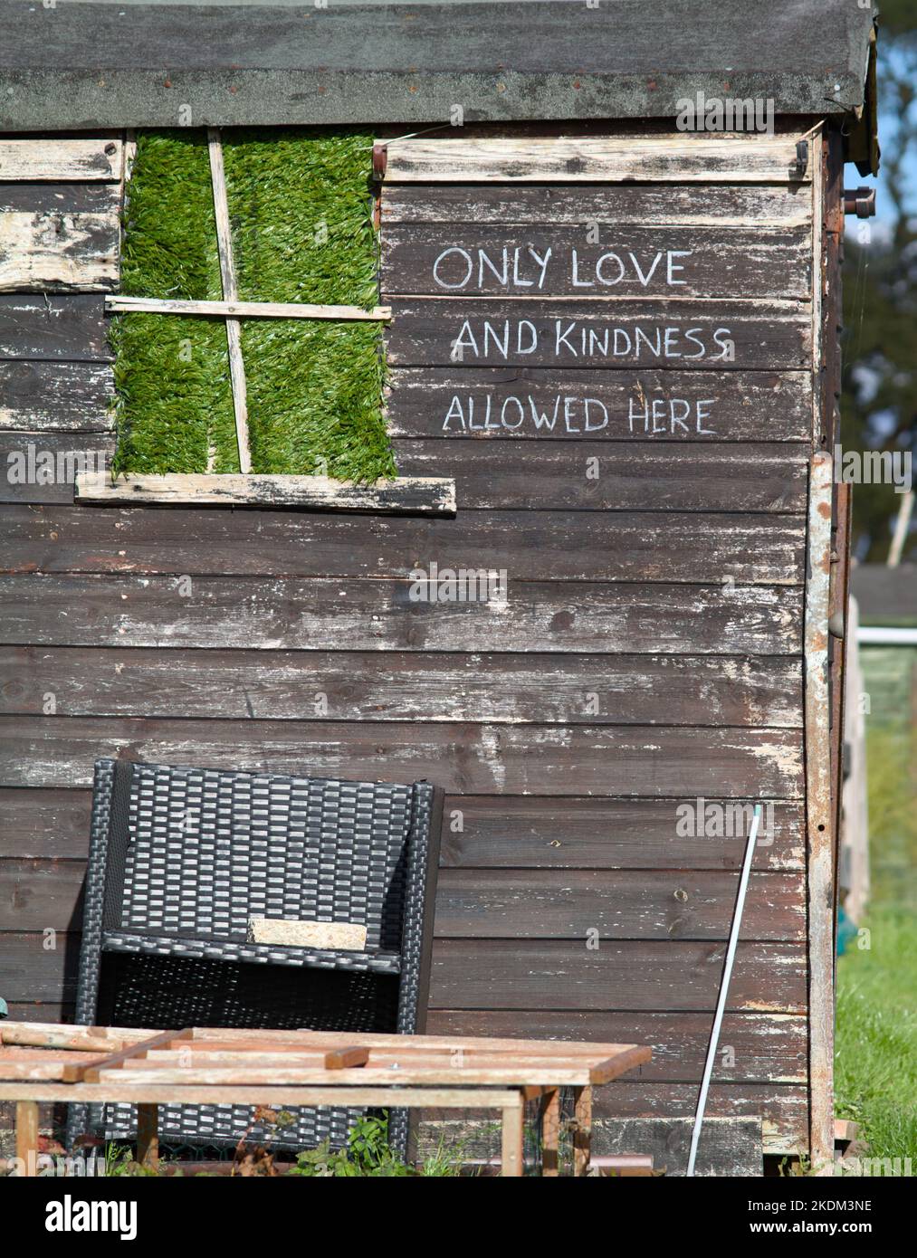 Alte Holzschuppen in einer Zuteilung mit der positiven motivierenden Botschaft 'nur Liebe und Freundlichkeit hier erlaubt', gemalt auf der Seite, England Großbritannien Stockfoto