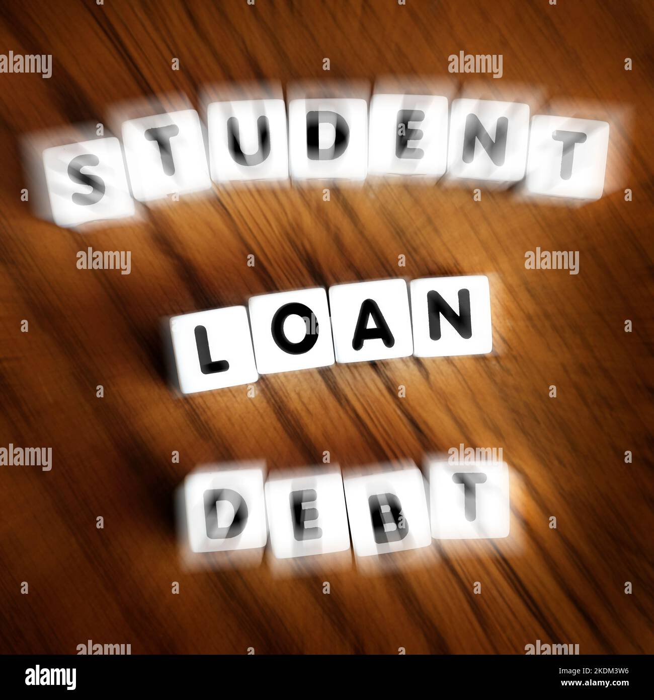 Student Darlehen Schulden Worte Buchstaben auf Block Würfel, die massive Zahlungen und finanzielle Stress Zoom Bewegung Stockfoto