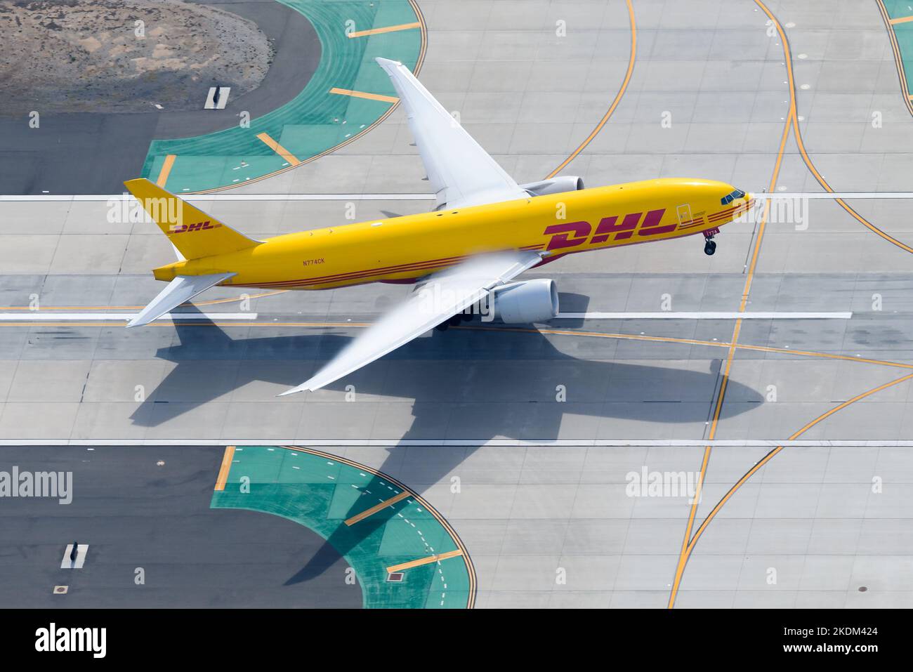 DHL Cargo Flugzeug Boeing 777 beim Start. Transport des Frachters mit DHL Kalitta Air Aircraft 777F. Die Flugzeuge starten mit Kondenswasser über den Flügeln. Stockfoto