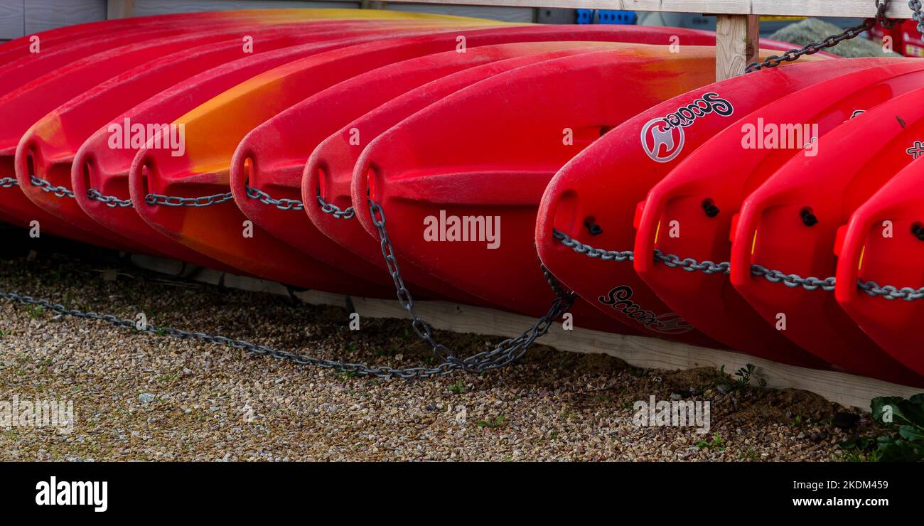 Leuchtend rote, orange und gelbe Kajaks, Kanu. Fettgedrucktes abstraktes Bild Stockfoto