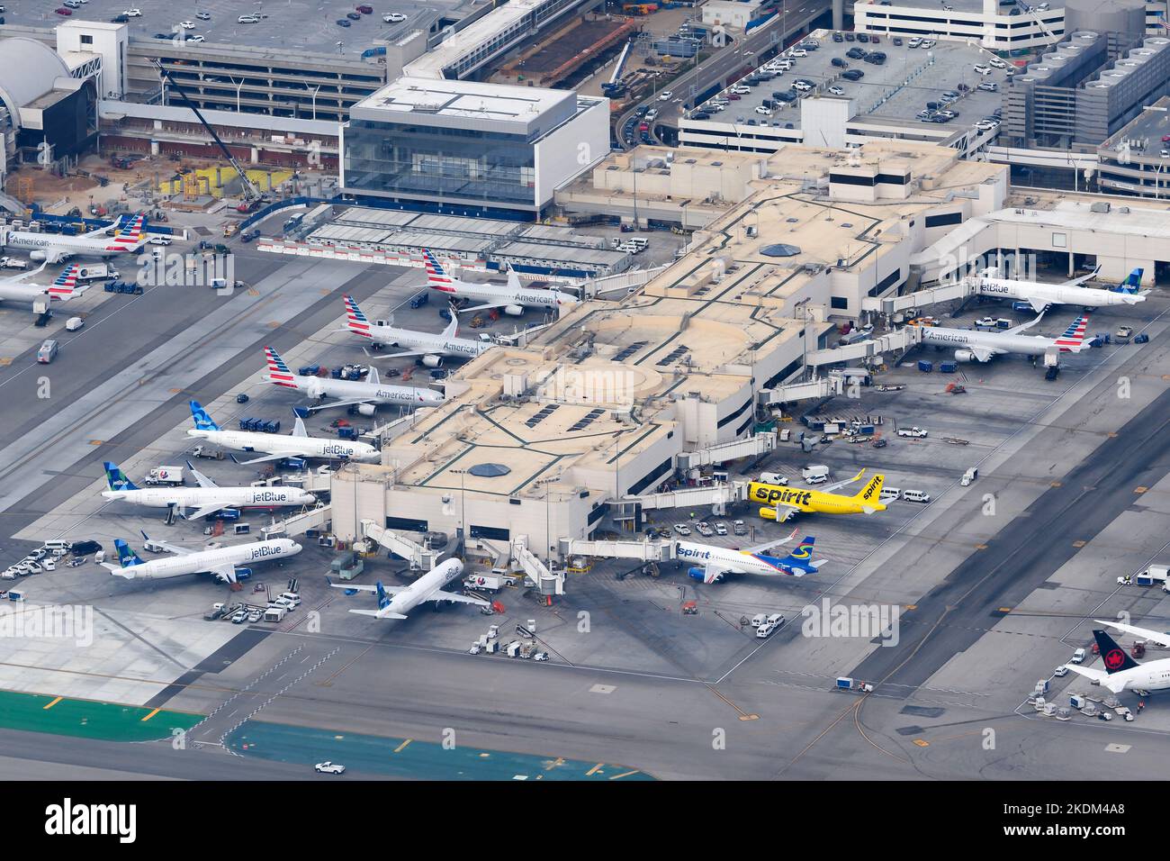 Terminal 5 am Los Angeles International Airport, USA. Passagierterminal 5 am Flughafen LAX aus der Vogelperspektive. Stockfoto