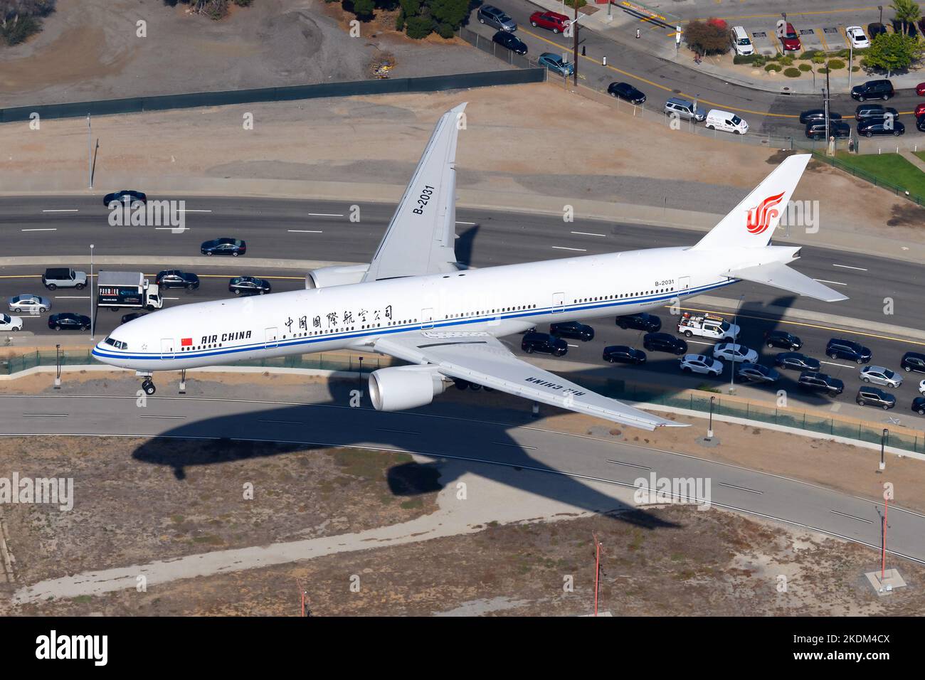 Landung von Flugzeugen der Boeing 777 von Air China. Flugzeugmodell 77W von Air China registriert als B-2031. Flugzeug 777-300ER der chinesischen Fluggesellschaft AirChina. Stockfoto