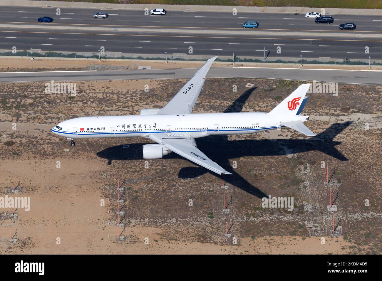 Air China Boeing 777 Landung von Flugzeugen. Das Flugzeugmodell 777-300ER von Air China wurde als B-2031 registriert. Flugzeug der chinesischen Fluggesellschaft namens AirChina. Stockfoto