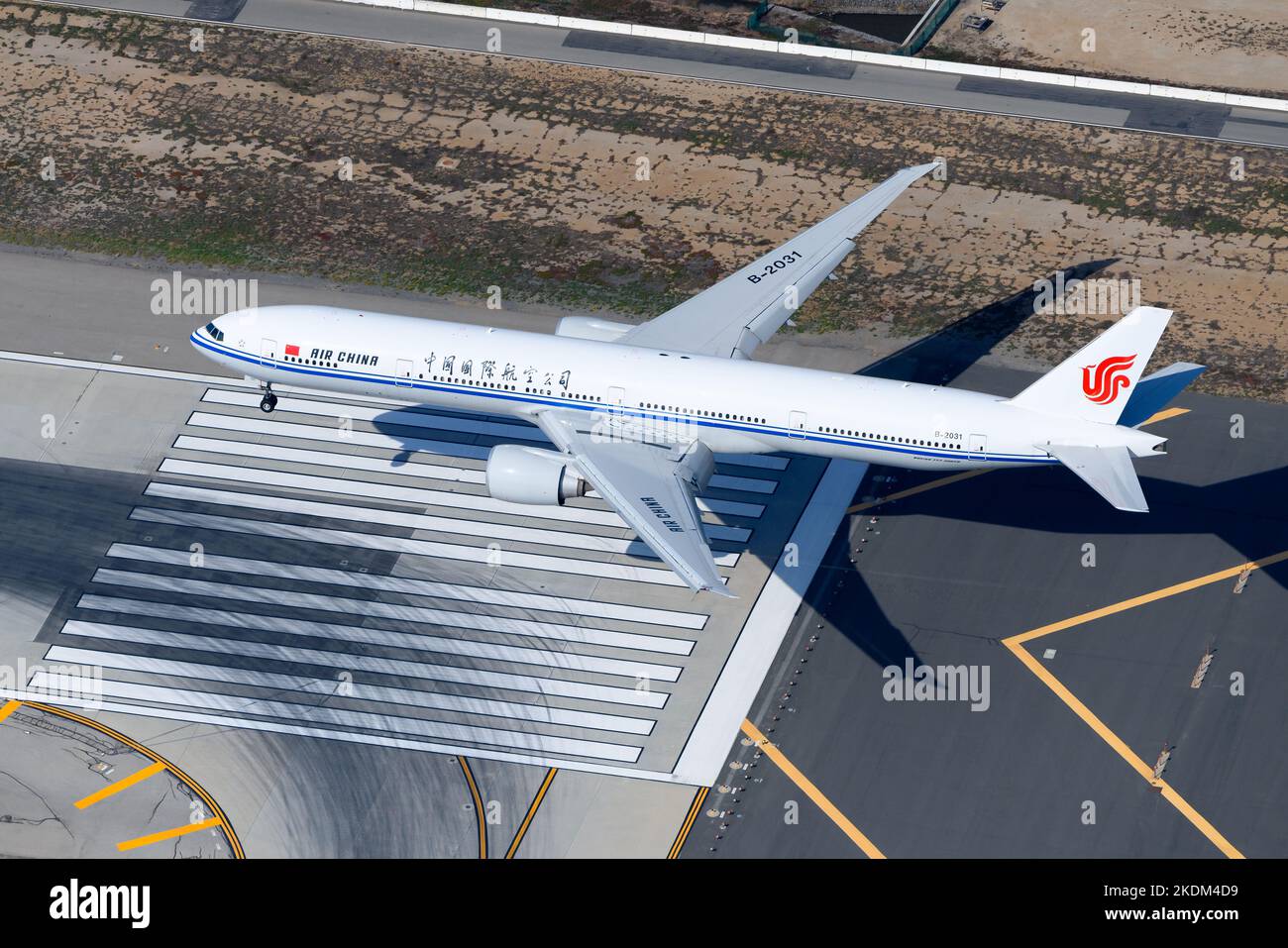 Landung von Flugzeugen der Boeing 777 von Air China. Das Flugzeugmodell 777-300ER von Air China wurde als B-2031 über der Landebahn-Schwelle registriert. Luftaufnahme von 777 Flugzeugen. Stockfoto