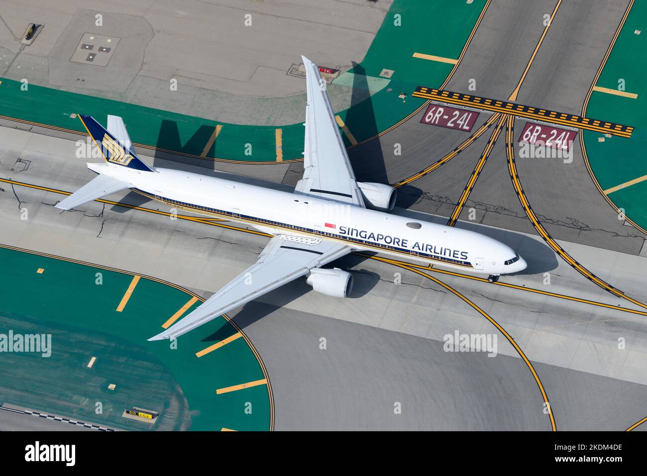Singapore Airlines Boeing 777-Flugzeuge Rollen auf dem Flughafenrollweg. Flugzeug B777 von Singapore Airlines registriert als 9V-SWV. Flugzeug 777-300ER. Stockfoto