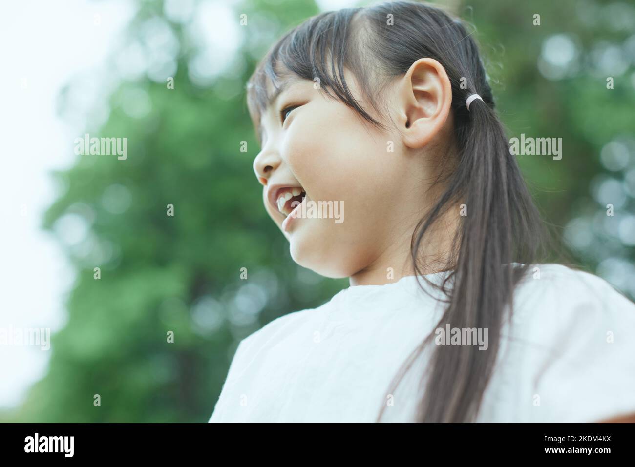 Japanisches Kind im Stadtpark Stockfoto