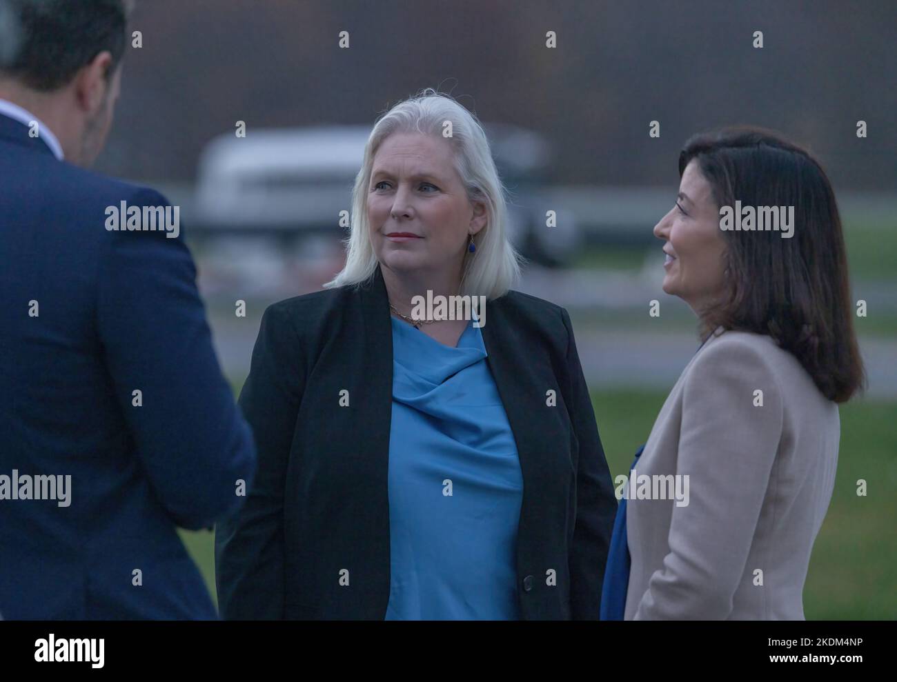 HARRISON, N.Y. – 6. November 2022: Senatorin Kirsten Gillibrand und Gouverneur Kathy Hochul wartet auf eine Ankunft der Air Force One am Westchester County Airport. Stockfoto