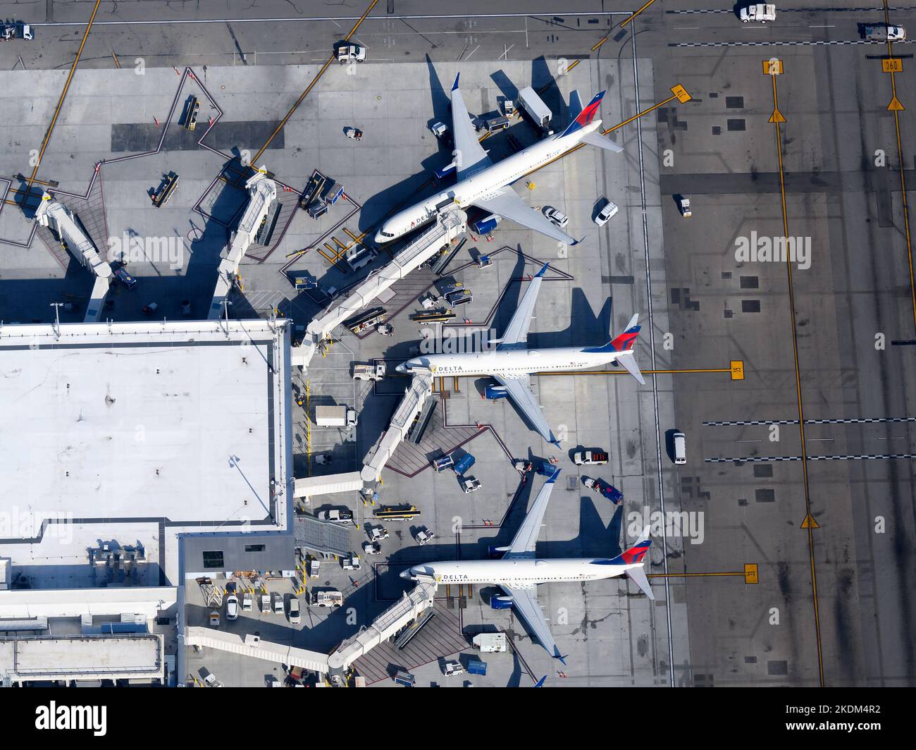 Los Angeles International Airport Terminal 2 wird von Delta Airlines Luftaufnahme genutzt. Delta Airlines Boeing-Flugzeuge parkten am LAX Airport. Stockfoto