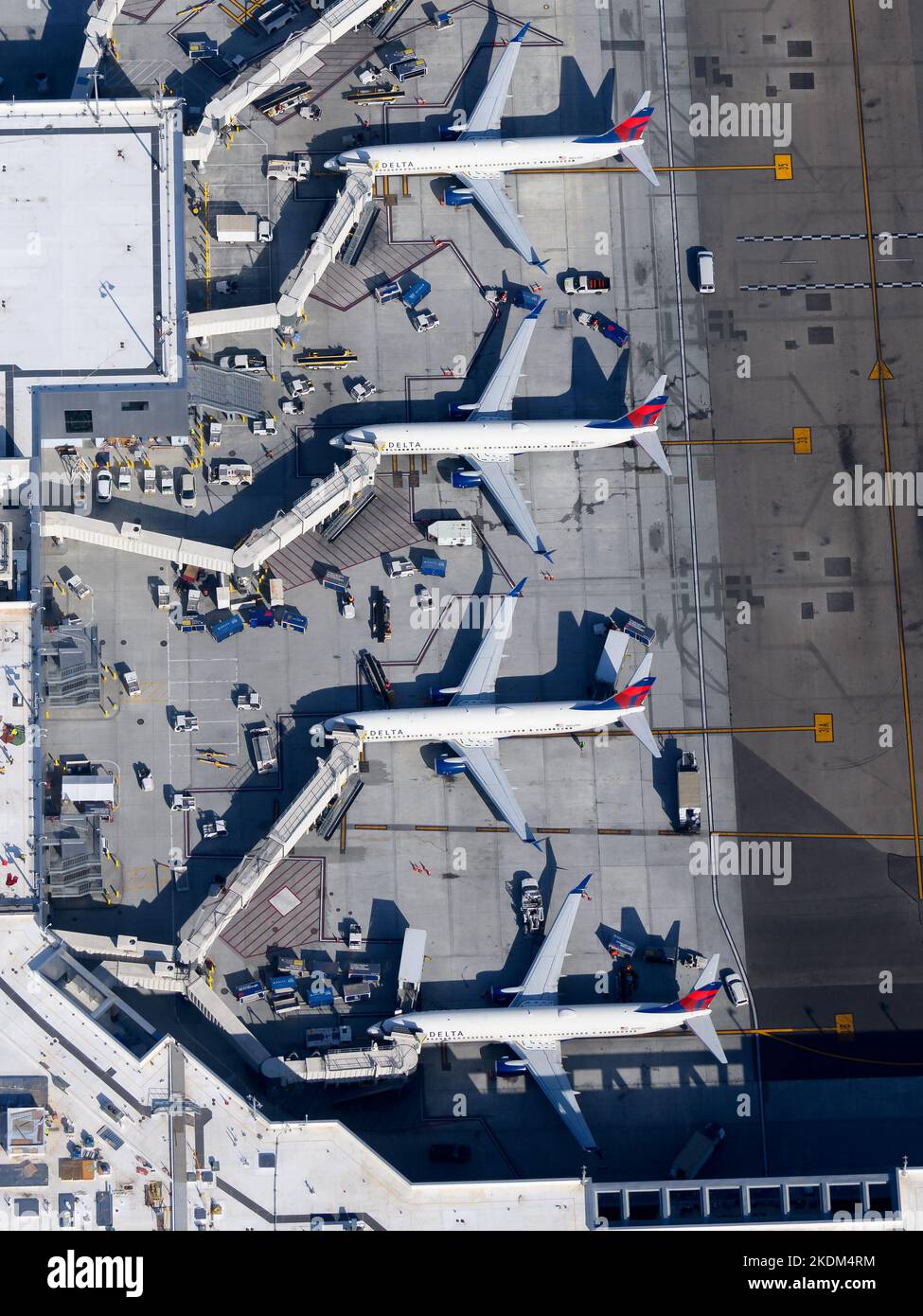 Los Angeles International Airport Terminal 2 wird von Delta Airlines genutzt. Delta Airlines Boeing 737-Flugzeuge, die am LAX Airport geparkt sind. Ebenen stehen an. Stockfoto