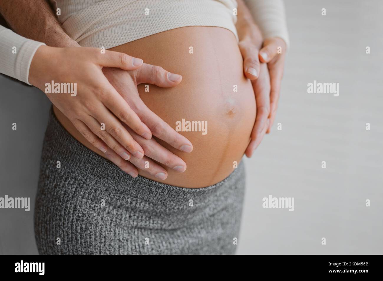 Schwangerschaft Foto Mann und Frau halten schwanger Beule erwartet Baby. Glückliche Familie Hände auf Magen Nahaufnahme. Verliebte Paare. Stockfoto