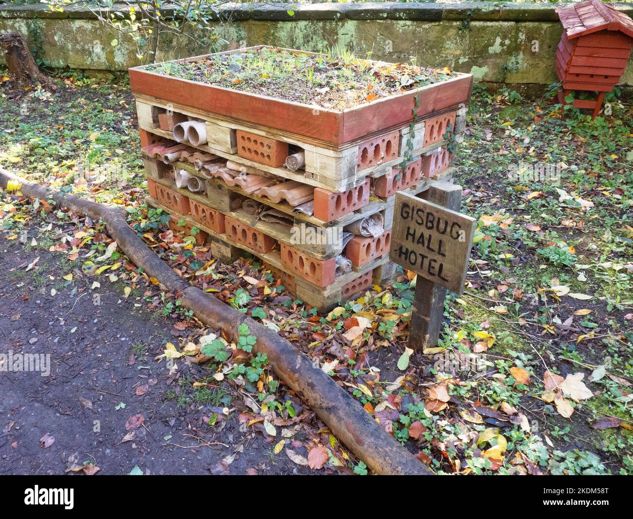 Gisbug Hall Hotel Bug Haus aus Holz und Ziegelsteinen mit Drahtgeflechtern für den Schutz der Zucht Winterschlaf und Studie von Insekten Stockfoto