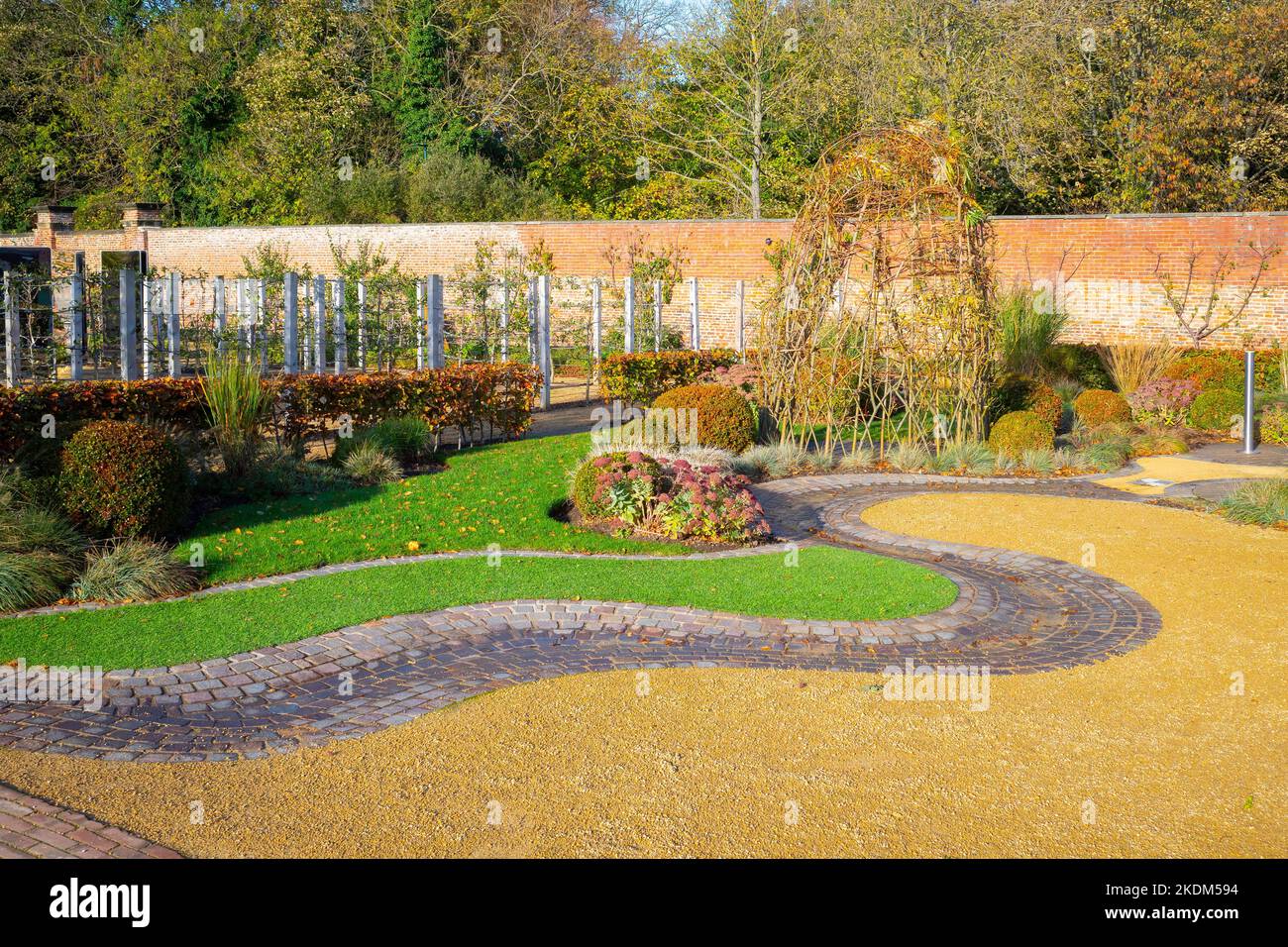 Im Kirkleatham ummauerten Garten befindet sich der Wissenschaftsgarten mit einer attraktiven Grundrisse nahe dem Eingang des Cafés Stockfoto