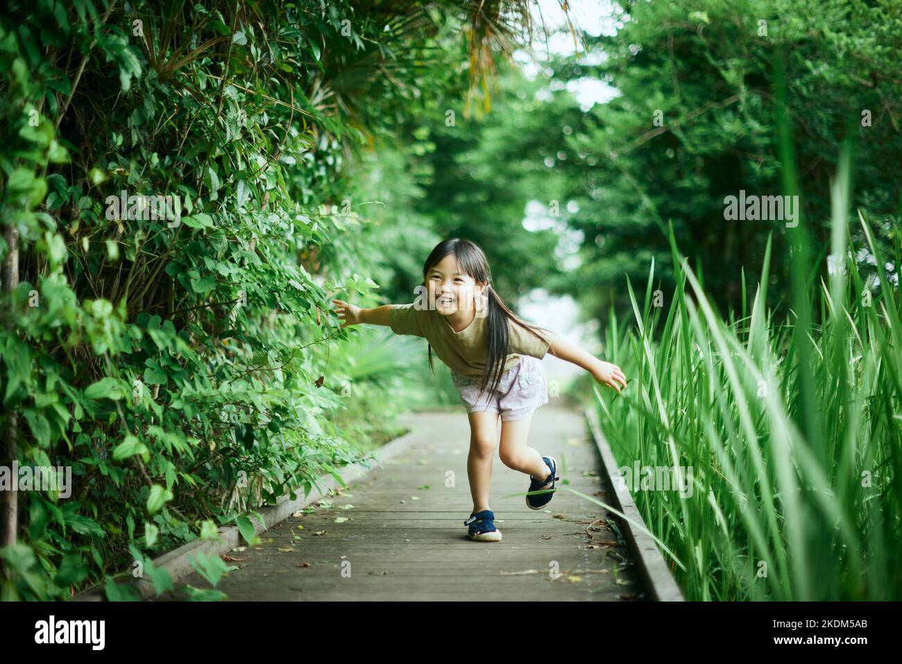 Japanisches Kind im Stadtpark Stockfoto