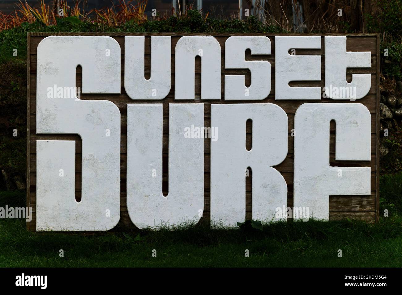 Sunset Surf-Schild und Café-Schild - größeres weißes Logo. Stockfoto