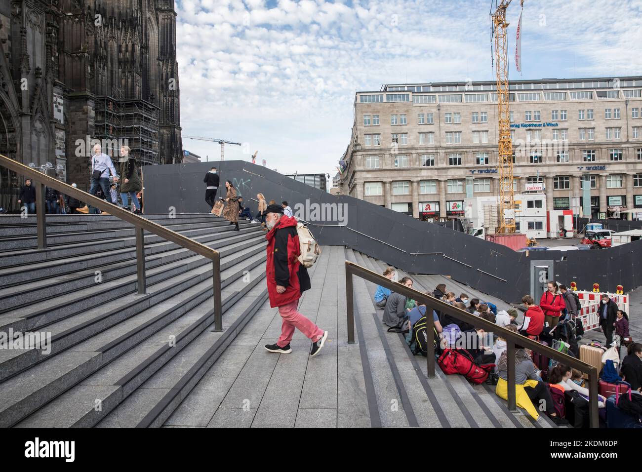 Die 70 Meter breite Treppe vom Hauptbahnhof-Vorplatz zum Dom wird renoviert, Zaun der Baustelle, Köln, Deutschland. 28. Stockfoto