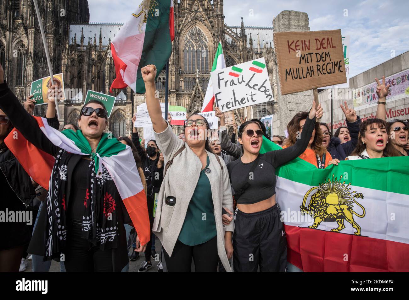 Demonstration und Kundgebung in Solidarität mit protestierenden Frauen im Iran, Protestslogan „Frau. Leben. Freedom.', Köln, Deutschland, 29.10.2022. Demonstrieren Stockfoto