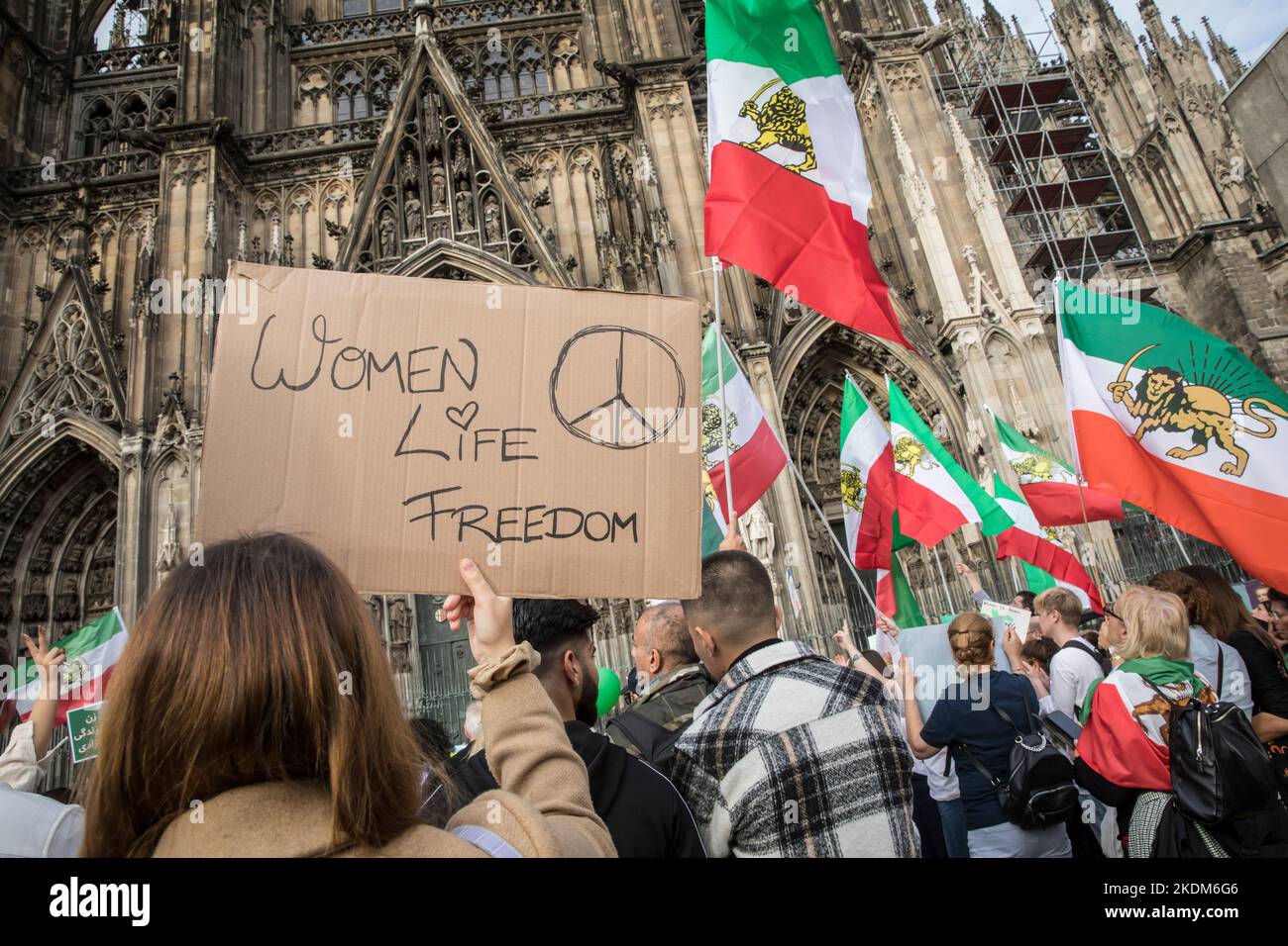 Demonstration und Kundgebung in Solidarität mit protestierenden Frauen im Iran, Protestslogan „Frau. Leben. Freedom.', Köln, Deutschland, 29.10.2022. Demonstrieren Stockfoto