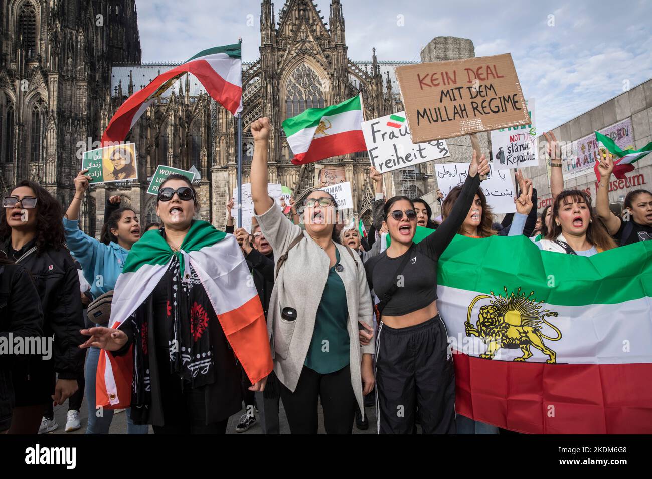 Demonstration und Kundgebung in Solidarität mit protestierenden Frauen im Iran, Protestslogan „Frau. Leben. Freedom.', Köln, Deutschland, 29.10.2022. Demonstrieren Stockfoto