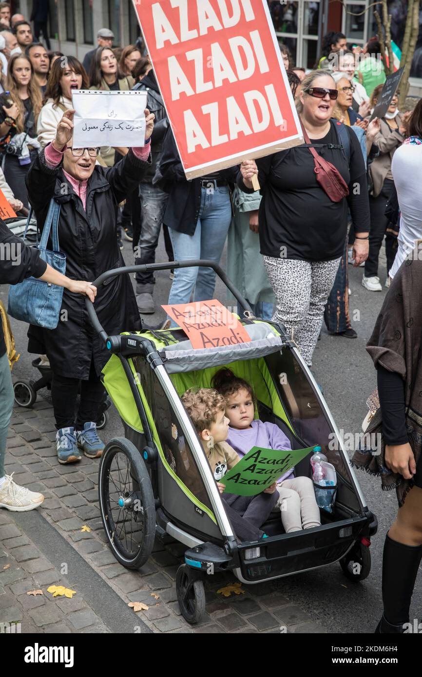 Demonstration und Kundgebung in Solidarität mit protestierenden Frauen im Iran, Protestslogan „Frau. Leben. Freedom.', Köln, Deutschland, 29.10.2022. Demonstra Stockfoto