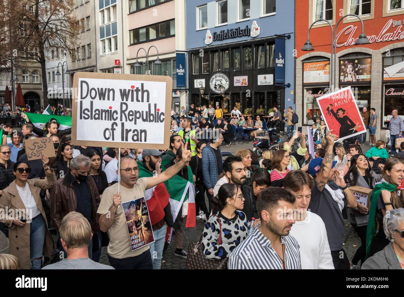 Demonstration und Kundgebung in Solidarität mit protestierenden Frauen im Iran, Protestslogan „Frau. Leben. Freedom.', Köln, Deutschland, 29.10.2022. Demonstrieren Stockfoto