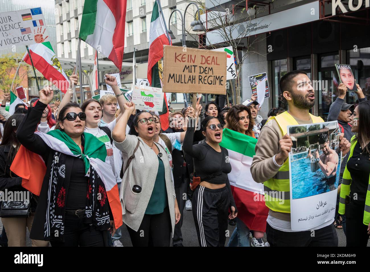 Demonstration und Kundgebung in Solidarität mit protestierenden Frauen im Iran, Protestslogan „Frau. Leben. Freedom.', Köln, Deutschland, 29.10.2022. Demonstrieren Stockfoto