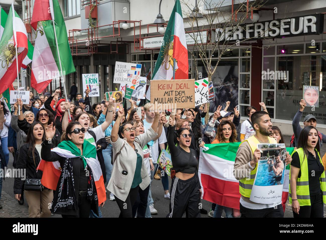 Demonstration und Kundgebung in Solidarität mit protestierenden Frauen im Iran, Protestslogan „Frau. Leben. Freedom.', Köln, Deutschland, 29.10.2022. Demonstrieren Stockfoto