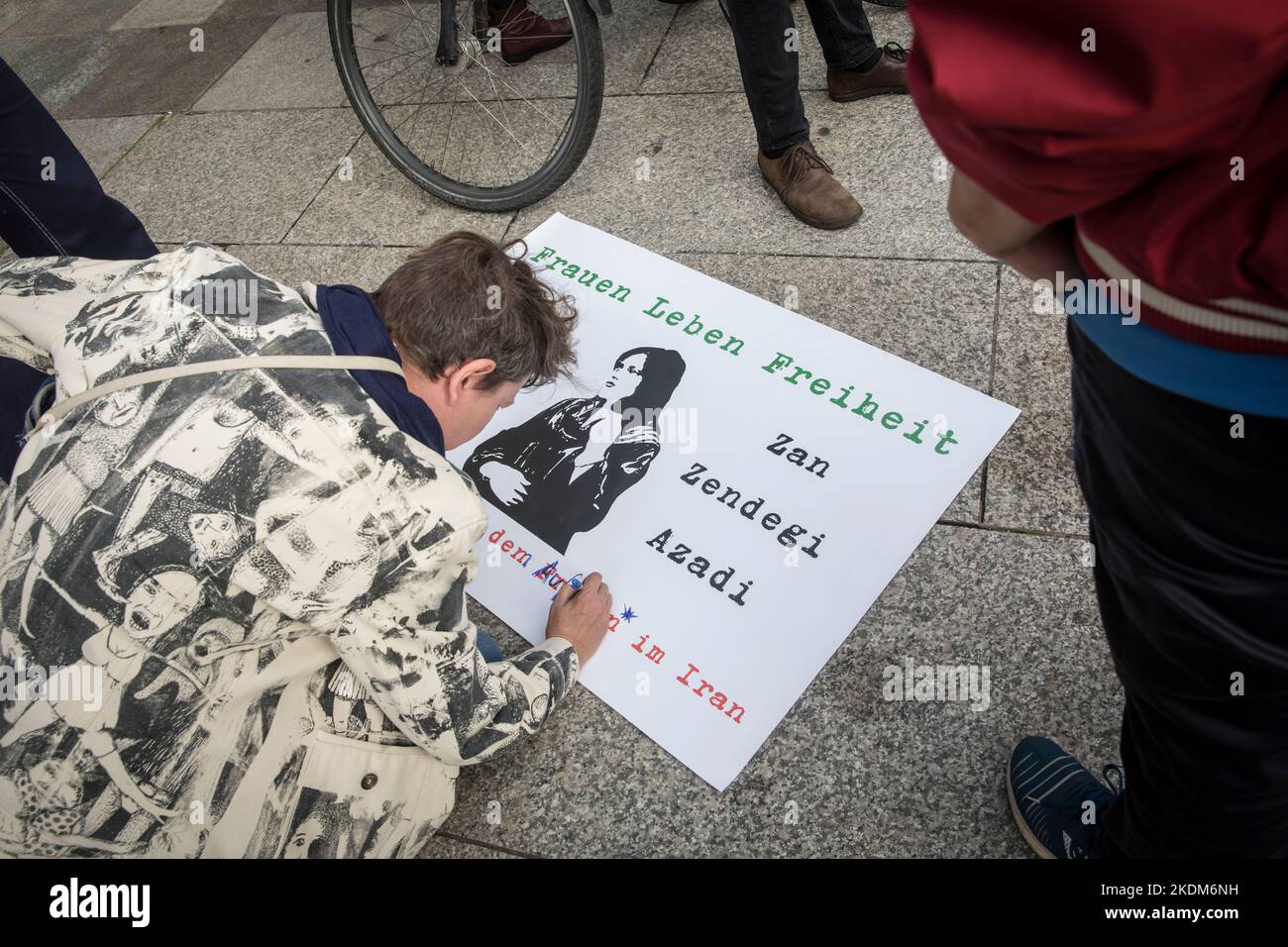 Demonstration und Kundgebung in Solidarität mit protestierenden Frauen im Iran, Protestslogan „Frau. Leben. Freedom.', Köln, Deutschland, 29.10.2022. Demonstrieren Stockfoto