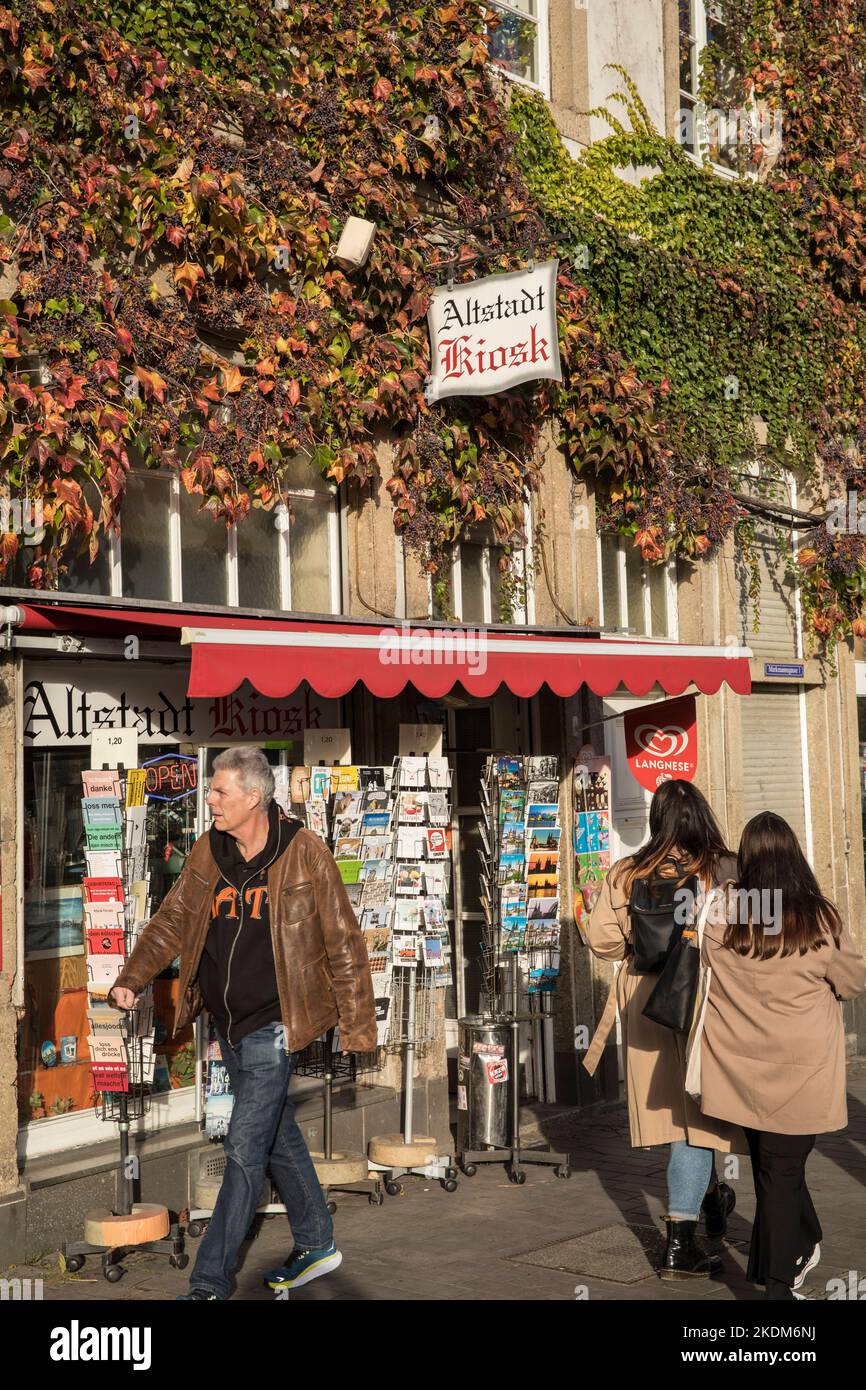 Postkartenregale vor einem Kiosk in der Altstadt von Köln. Postkartenstaat vor Kiosk in der Altstadt, Köln, Deutschland. Stockfoto
