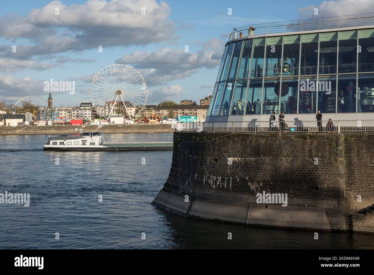 Blick über den Rhein auf die Kermis im Stadtteil Deutz, Schokoladenmuseum am Rheinauer Hafen, Köln, Deutschland. Blick über den Rhein zur Kirmes i Stockfoto