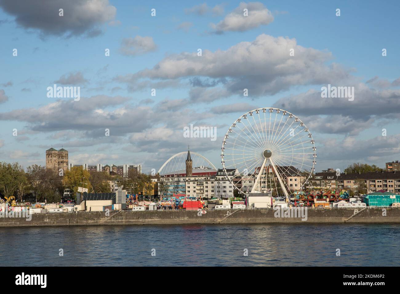 Blick über den Rhein auf die Kermis im Stadtteil Deutz, Köln, Deutschland. Blick über den Rhein zur Kirmes im Stadtteil Deutz, Köln, deutschla Stockfoto