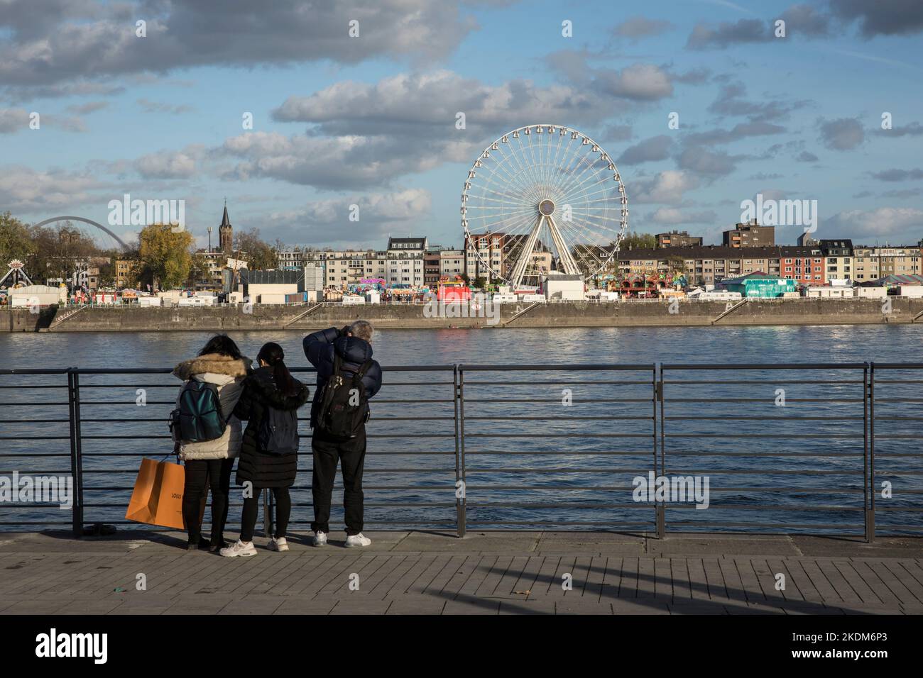 Blick über den Rhein auf die Kermis im Stadtteil Deutz, Köln, Deutschland. Blick über den Rhein zur Kirmes im Stadtteil Deutz, Köln, deutschla Stockfoto