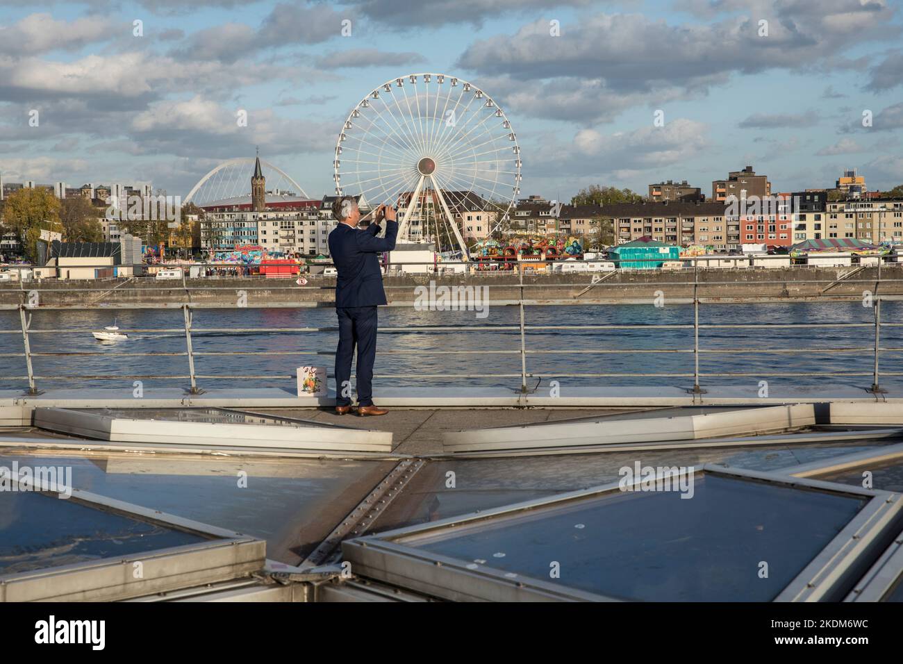 Blick vom Dach des Schokoladenmuseums über den Rhein zur Kermis im Stadtteil Deutz, man fotografiert, Köln, Deutschland. Blick V Stockfoto