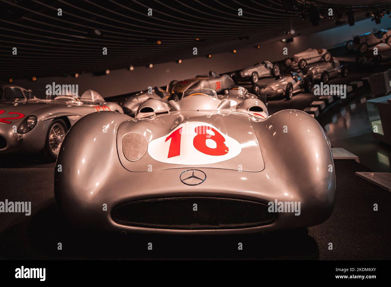 Sammlung der klassischen Silberpfeile im Mercedes-Benz Museum in Stuttgart Stockfoto