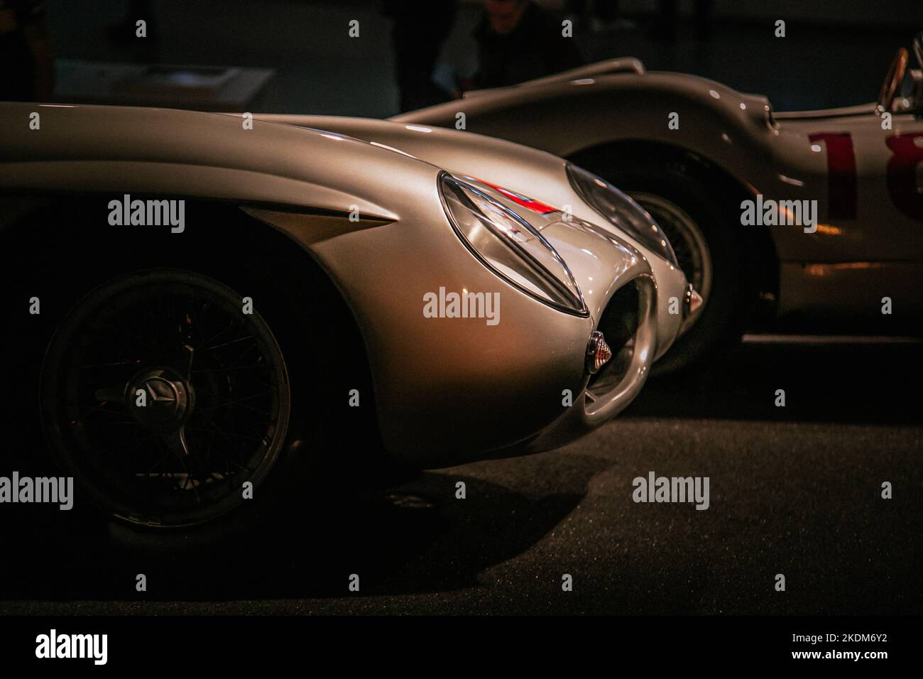 Sammlung der klassischen Silberpfeile im Mercedes-Benz Museum in Stuttgart Stockfoto