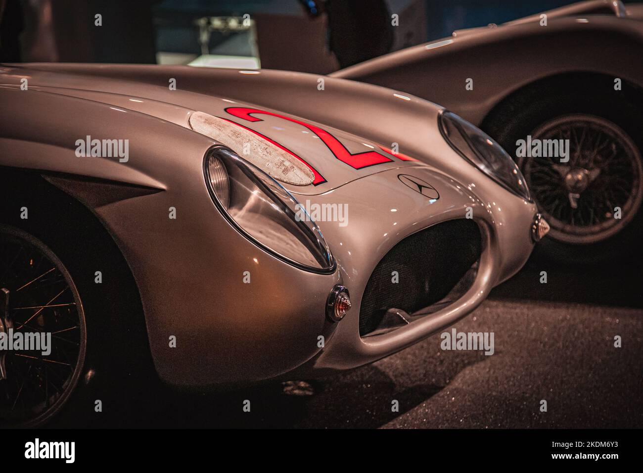 Sammlung der klassischen Silberpfeile im Mercedes-Benz Museum in Stuttgart Stockfoto
