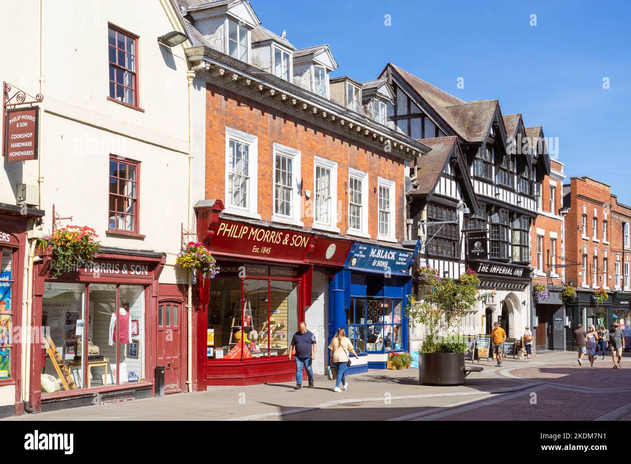 Hereford Shops, darunter Philip Morris & Son, ein unabhängiges Country-Bekleidungs- und Ausrüstungsgeschäft in der Widemarsh Street, Hereford Herefordshire England, Großbritannien Stockfoto