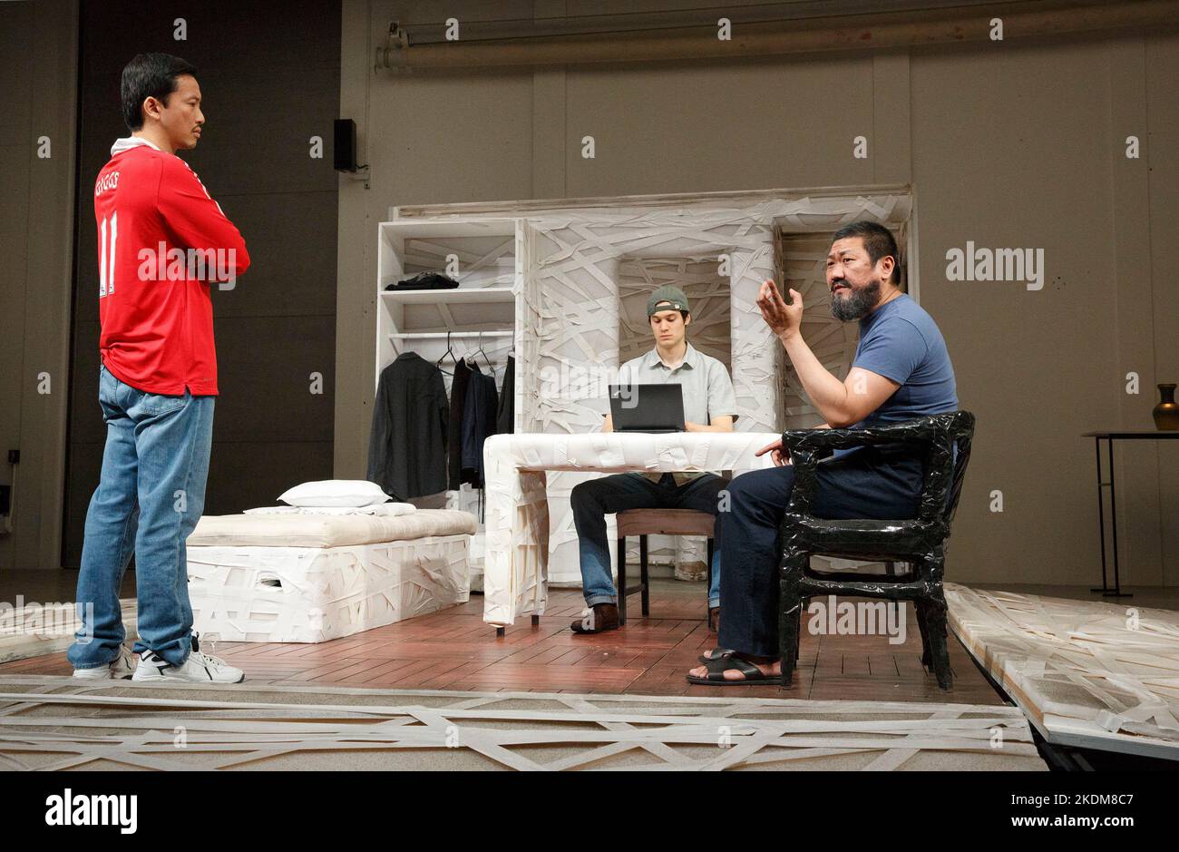 l-r: Orion Lee (Sportsman), Andrew Leung (Thin Young man), Benedict Wong (Ai Weiwei) in #aiww: THE ARREST OF AI WEIWEI von Howard Brenton im Hampstead Theatre, London NW3 17/04/2013 Design: Ashley Martin Davis Beleuchtung: Matthew Richardson Regie: James Macdonald Stockfoto