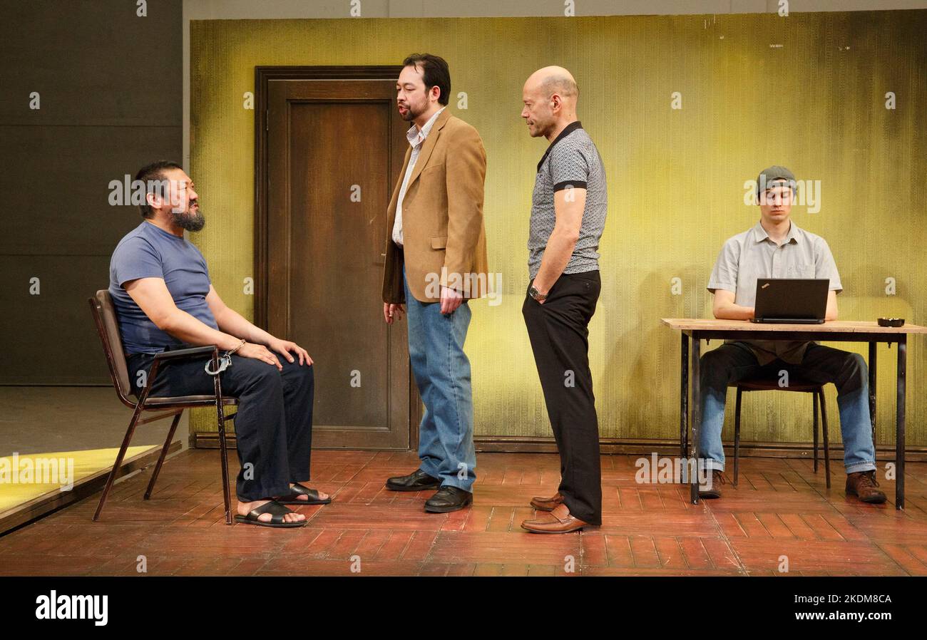 l-r: Benedict Wong (Ai Weiwei), David Lee-Jones (Professor), Richard Rees (Minder), Andrew Leung (Thin Young man) in #aiww: THE ARREST OF AI WEIWEI von Howard Brenton im Hampstead Theatre, London NW3 17/04/2013 Design: Ashley Martin Davis Beleuchtung: Matthew Richardson Regie: James Macdonald Stockfoto