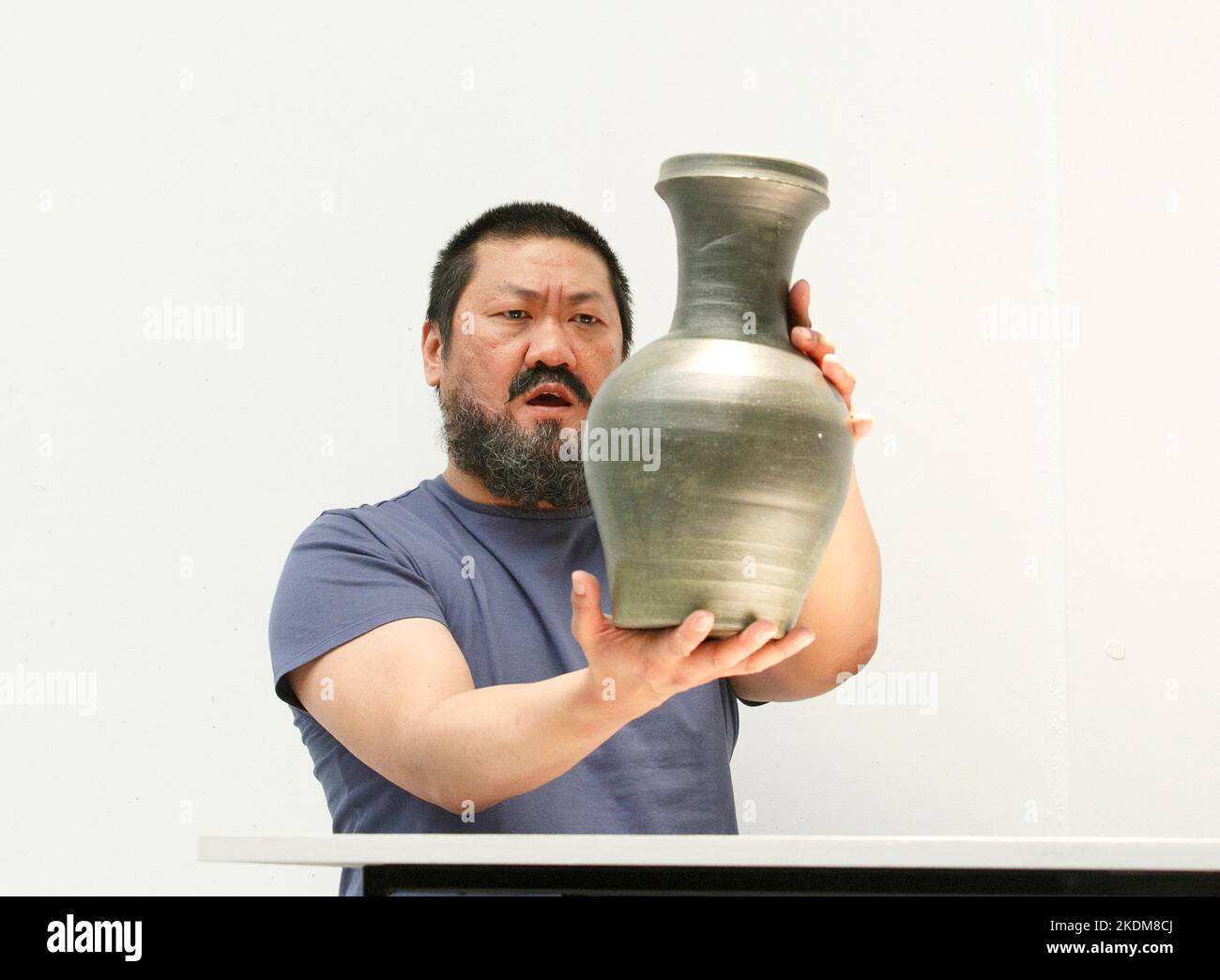 Benedict Wong (Ai Weiwei) in #aiww: DIE VERHAFTUNG VON AI WEIWEI von Howard Brenton im Hampstead Theatre, London NW3 17/04/2013 Design: Ashley Martin Davis Beleuchtung: Matthew Richardson Regie: James Macdonald Stockfoto