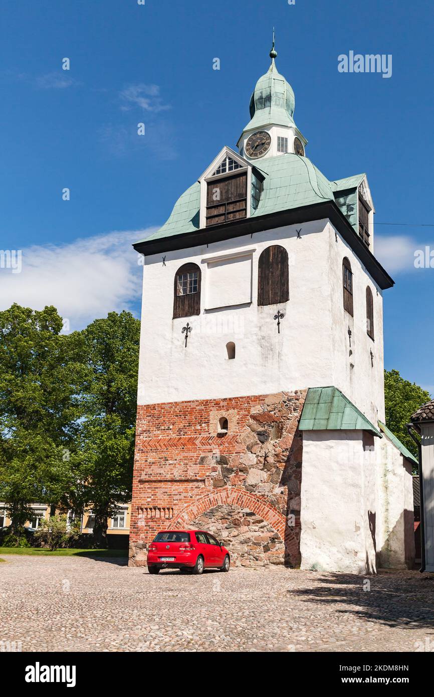 Porvoo, Finnland - 12. Juni 2015: Glockenturm der Kathedrale von Porvoo der Evangelisch-Lutherischen Kirche Finnlands in Porvoo. Es wurde im 15.. Jahrhundert erbaut Stockfoto