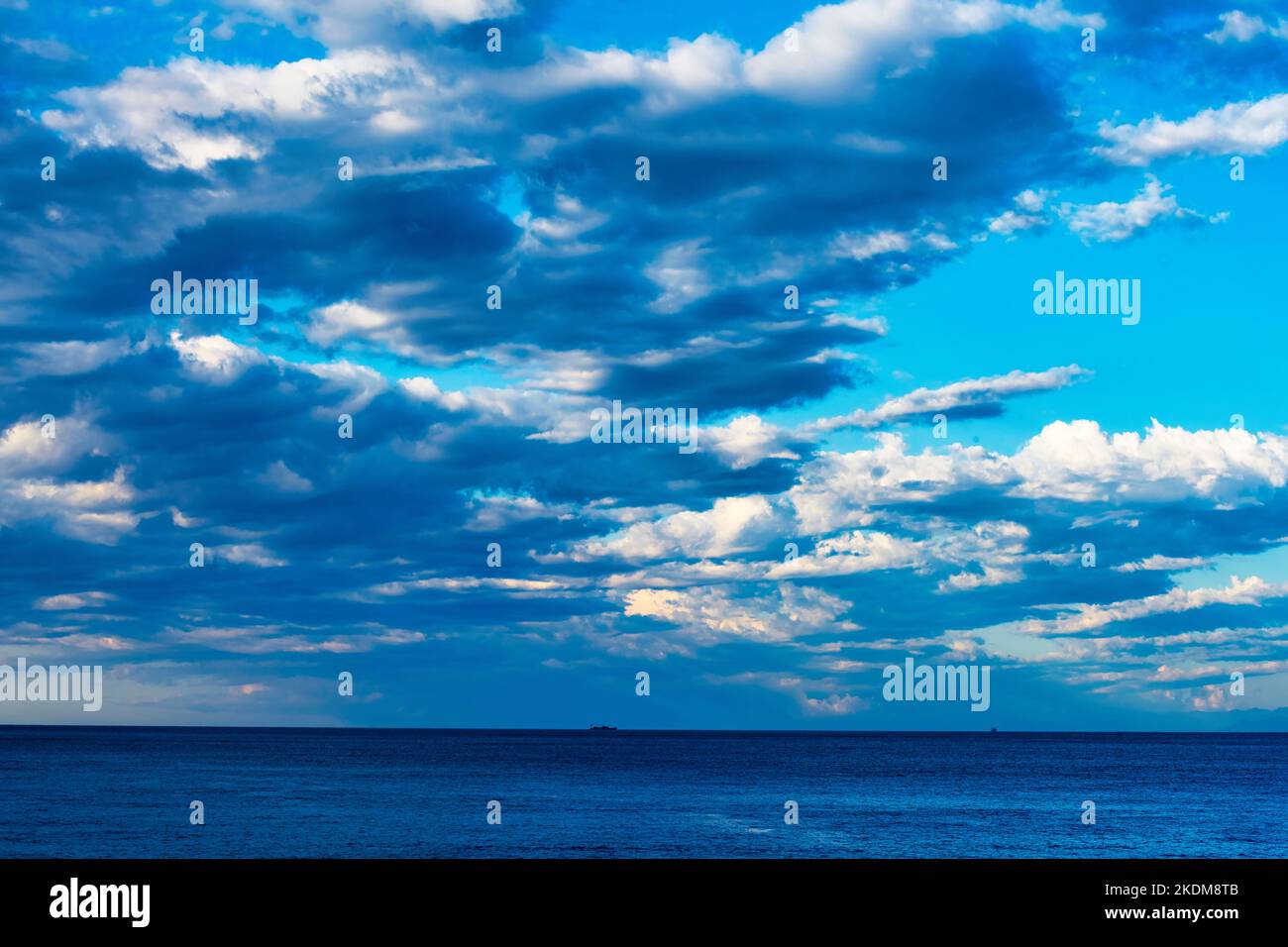 Blauer wolkig Himmel auf dem ruhigen Meer Stockfoto