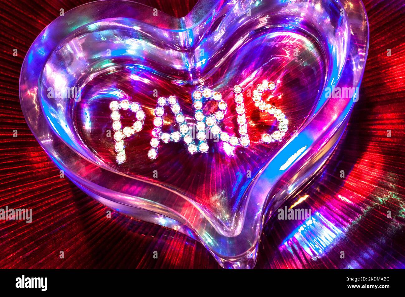 PARIS LOVE FUN NIGHT KONZEPT NACHTCLUB NACHTLEBEN MONTMARTRE PIGALLE SHOWTIME KABARETT CLUB Diamanten Kristallglas Herz mit gemischter Beleuchtung in Spaß Clubbing Party Theater Disco Show Französisch Konzept Paris Frankreich Stockfoto