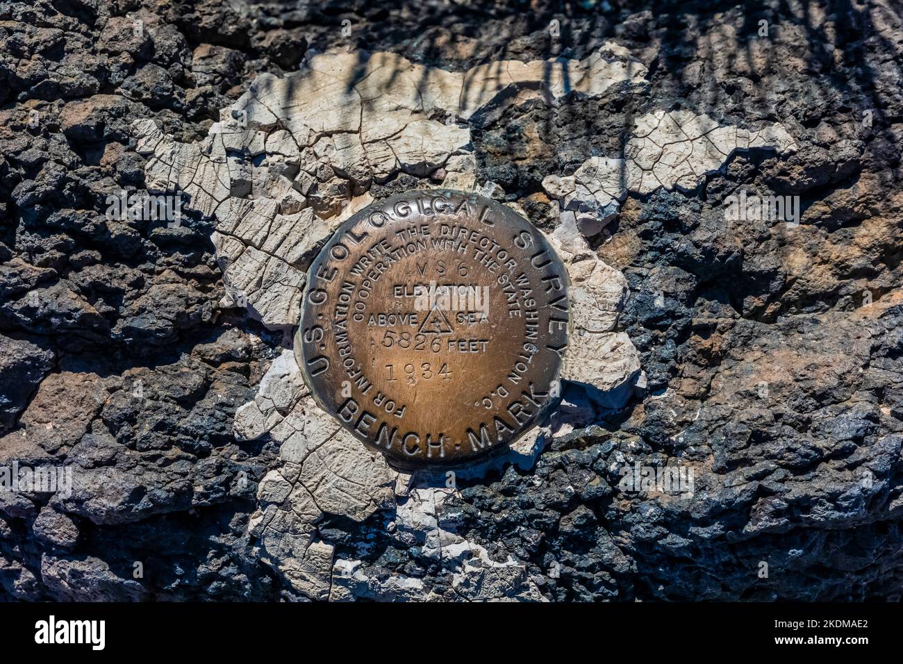 USGS Bench Mark in der Nähe von Painted Desert Inn im Petrified Forest National Park, Arizona, USA Stockfoto