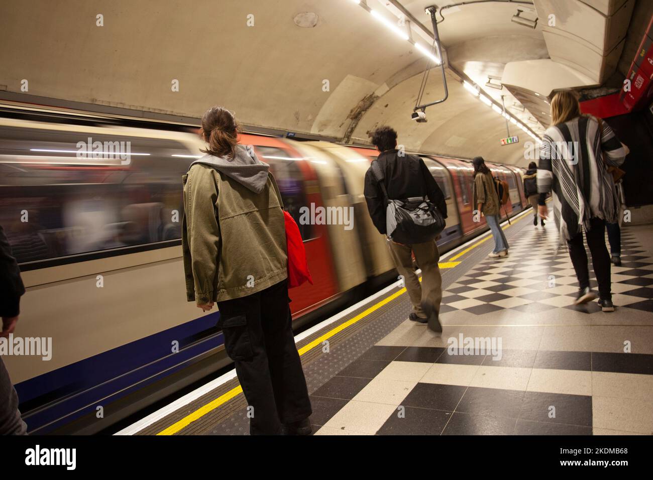 Leute, die an der Londoner U-Bahn-Station auf den Zug warten. England Stockfoto