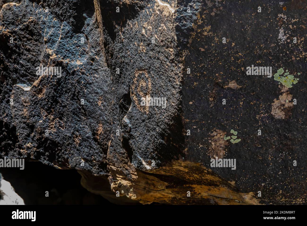 Petroglyphe wurde zur Notieren der Zeit der Sommersonnenwende an der archäologischen Stätte von Puerco Pueblo im Petrified Forest National Park, Arizona, USA, verwendet Stockfoto