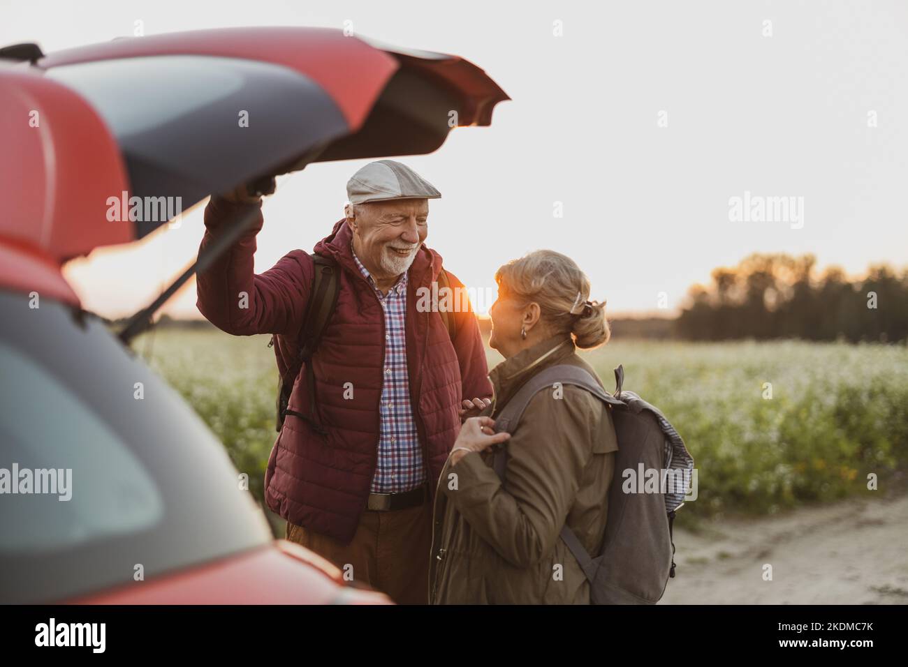 Ein Seniorenpaar auf einem Autoreise Stockfoto