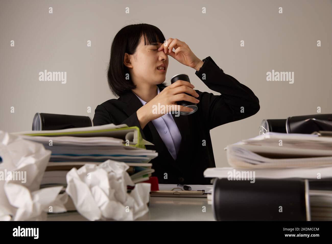 Müde japanische Geschäftsfrau Stockfoto
