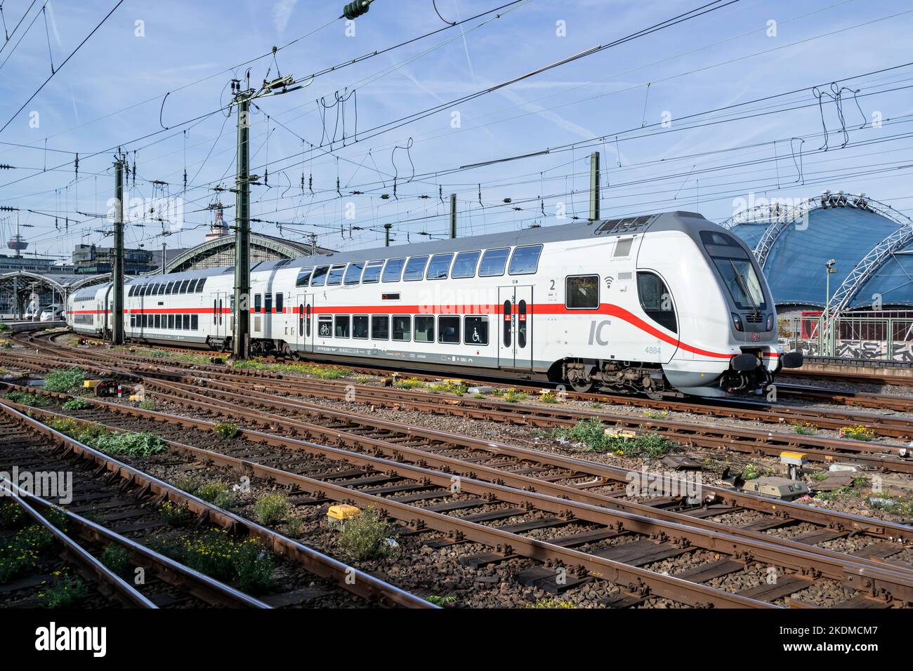 DB Intercity 2 Zug am Kölner Hauptbahnhof Stockfoto