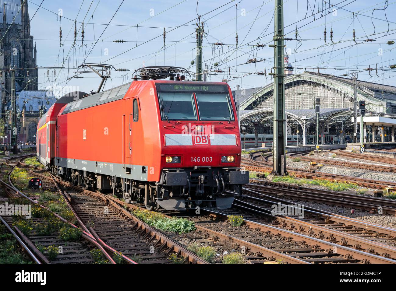 DB Regio-Zug am Kölner Hauptbahnhof Stockfoto